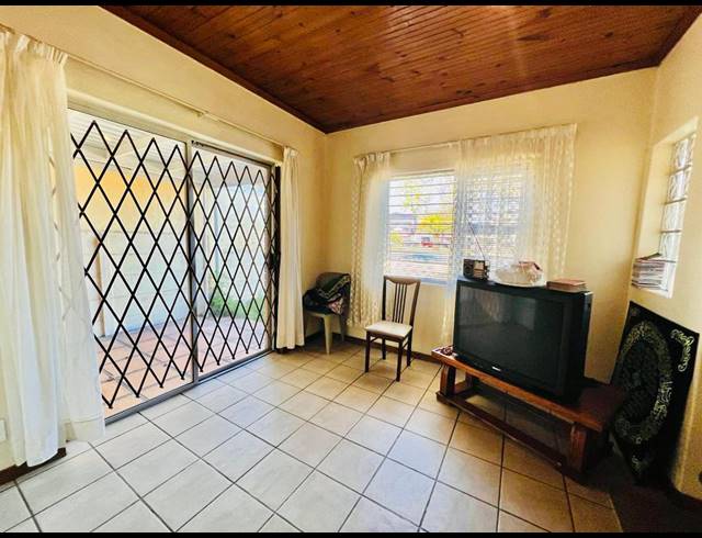 3 BEDROOM HOUSE FOR SALE IN SILVERTOWN